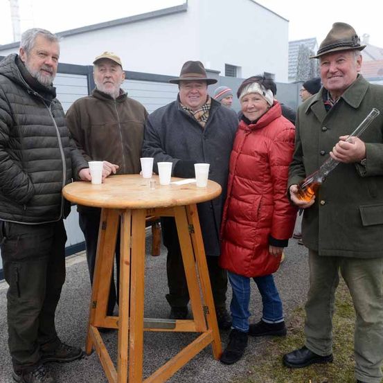 Bild enthält, Coat, People, Person, Jacket, Adult, Female, Woman, Male, Man, Jeans