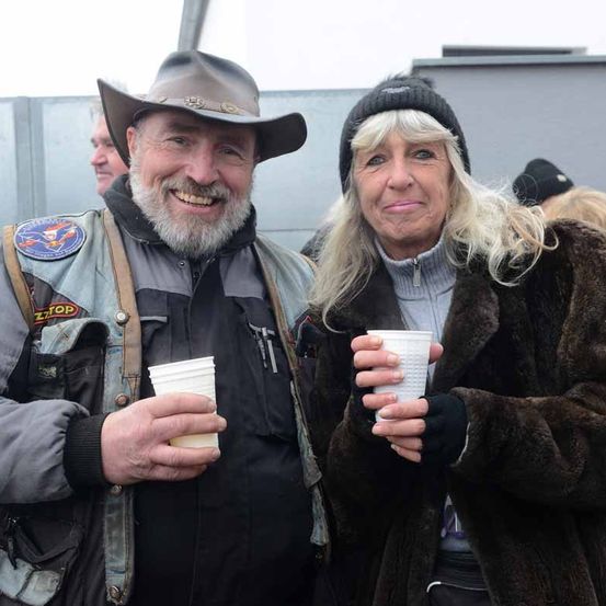 Bild enthält, Coat, Jacket, Adult, Female, Person, Woman, Male, Man, Hat, Face