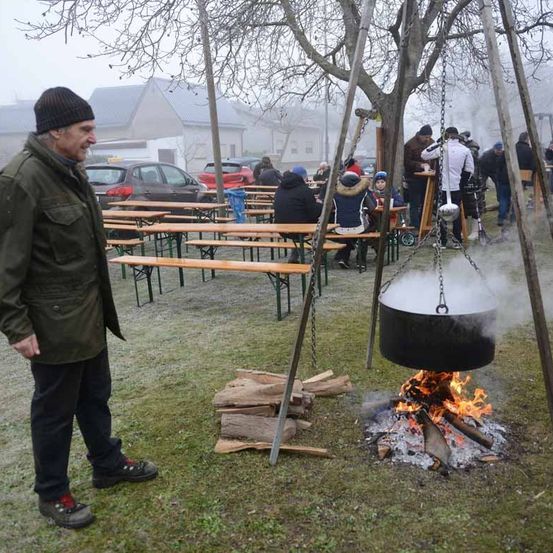 Bild enthält, Coat, Adult, Male, Man, Person, Shoe, Fire, Car, Bbq, Face