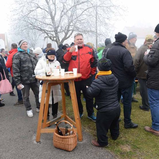 Bild enthält, Coat, Jacket, Adult, Male, Man, Person, Female, Woman, Jeans, Wood