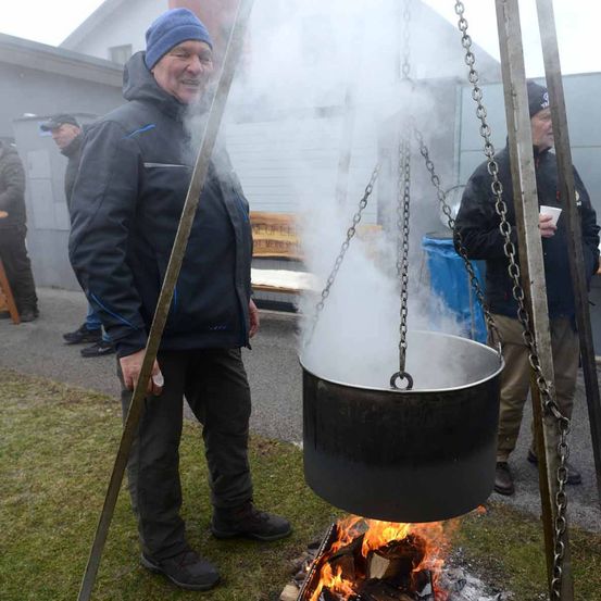 Bild enthält, Adult, Male, Man, Person, Cooking, Food, Stirring Food, Bbq, Grilling, Face