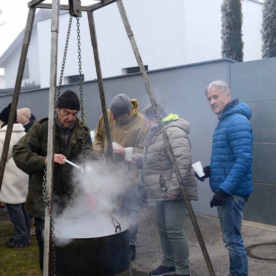 Bild enthält, Cooking, Person, Clothing, Glove, Bbq, Grilling, Ice Hockey Stick, Sport, Jeans, Pants