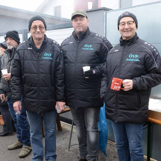 Bild enthält, Jacket, Adult, Male, Man, Person, Jeans, Glove, Groupshot, Shoe, Standing