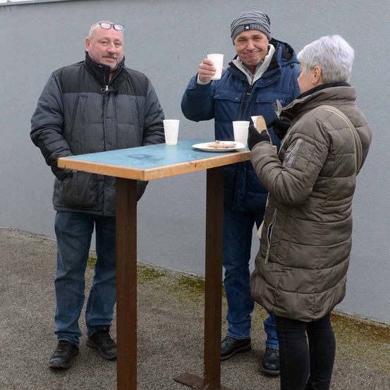 Bild enthält, Desk, Furniture, Table, Adult, Male, Man, Person, Standing Desk, Jacket, Glove