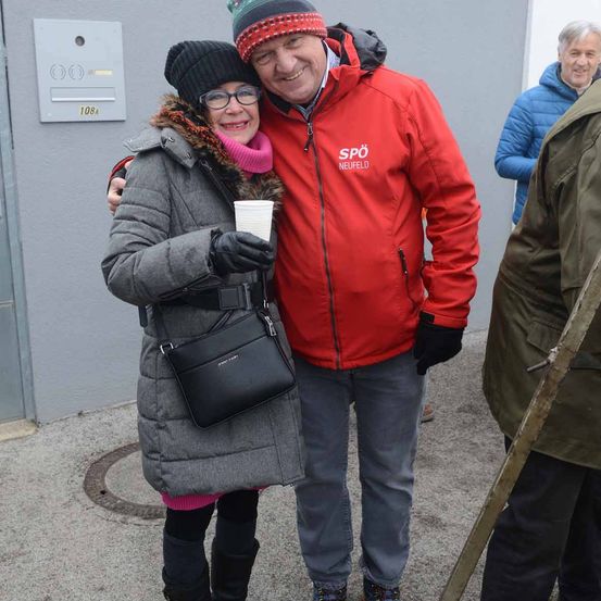 Bild enthält, Coat, Jacket, Cap, Hat, Pants, Face, Person, Photography, Portrait, Glove