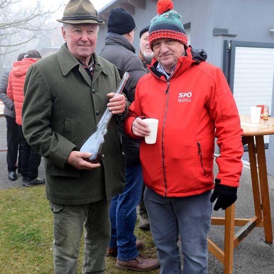 Bild enthält, Coat, Jacket, Pants, Person, Photography, Portrait, Hat, Cap, Adult, Man
