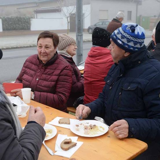 Bild enthält, Adult, Male, Man, Person, Restaurant, Cap, Hat, Face, Head, People