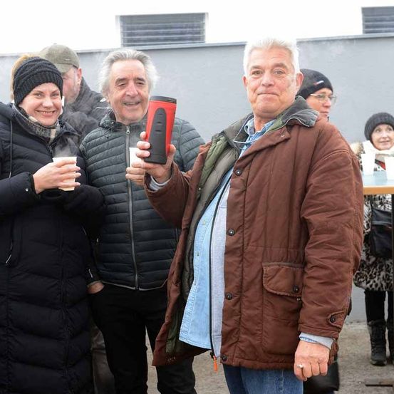 Bild enthält, Coat, Jacket, Finger, Person, People, Adult, Male, Man, Jeans, Face