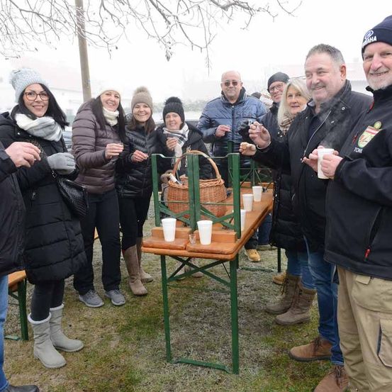 Bild enthält, Coat, Jacket, People, Person, Adult, Male, Man, Pants, Wood, Jeans