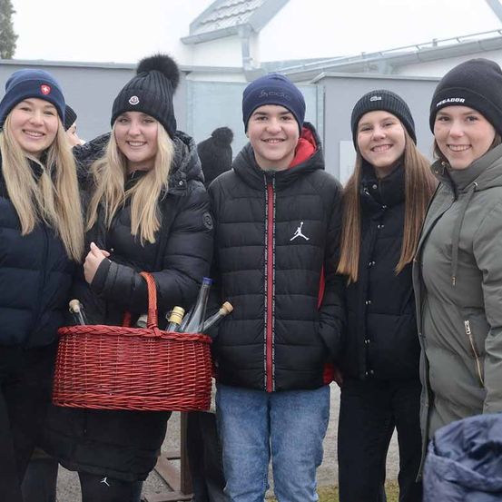 Bild enthält, Coat, Jacket, People, Person, Adult, Female, Woman, Jeans, Handbag, Face