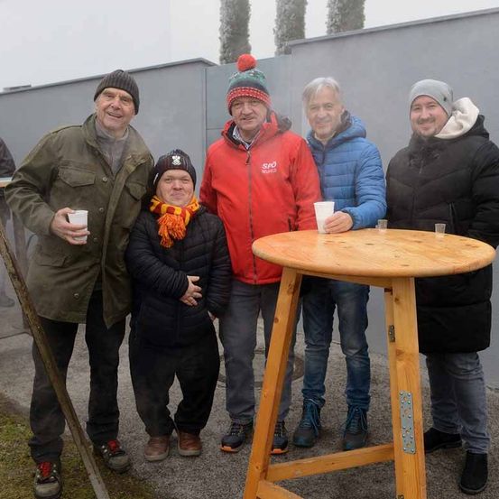 Bild enthält, People, Person, Furniture, Table, Coat, Jacket, Adult, Male, Man, Dining Table