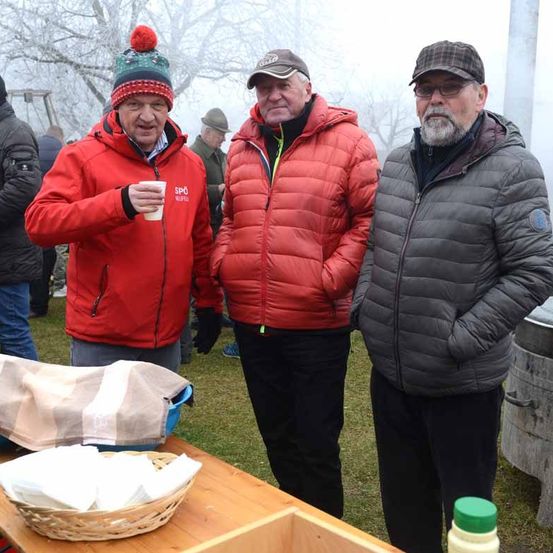 Bild enthält, Jacket, Adult, Male, Man, Person, Face, Head, Jeans, Outdoors, Shoe