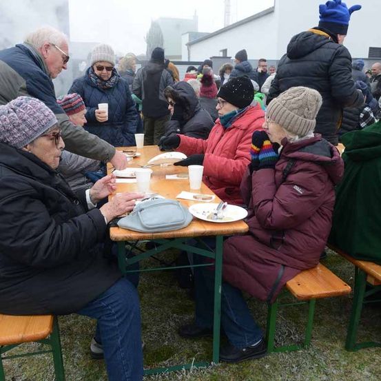 Bild enthält, Restaurant, Adult, Male, Man, Person, Cafeteria, Female, Woman, Table, Cap