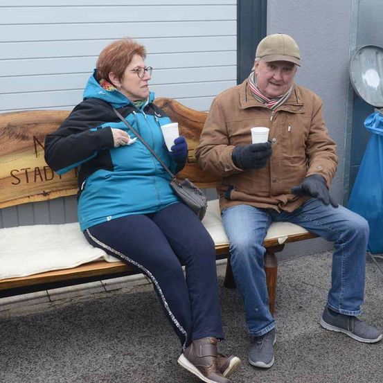 Bild enthält, Pants, Glove, Adult, Female, Person, Woman, Male, Man, Jeans, Shoe