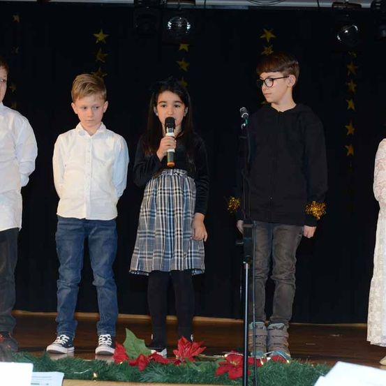 Bild enthält, Jeans, Pants, Boy, Child, Male, Person, Female, Girl, Teen, Shirt