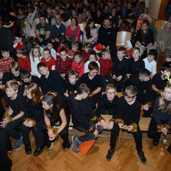 Bild enthält, People, Person, Adult, Bride, Female, Woman, Child, Girl, Boy, Male