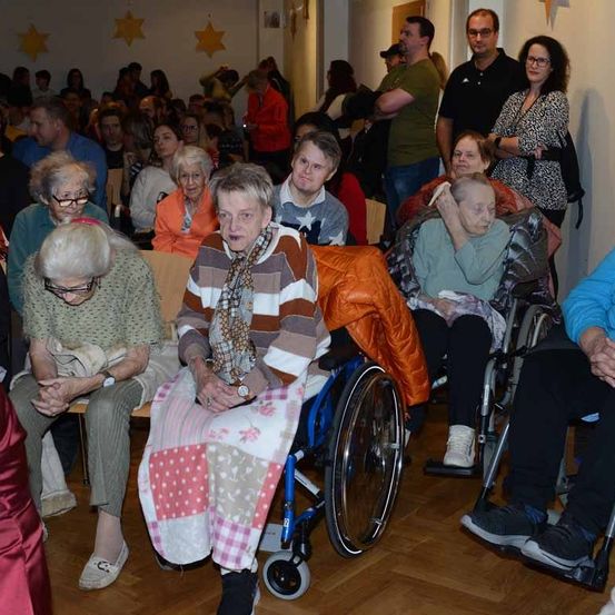 Bild enthält, Furniture, Adult, Female, Person, Woman, Male, Man, Child, Girl, Chair