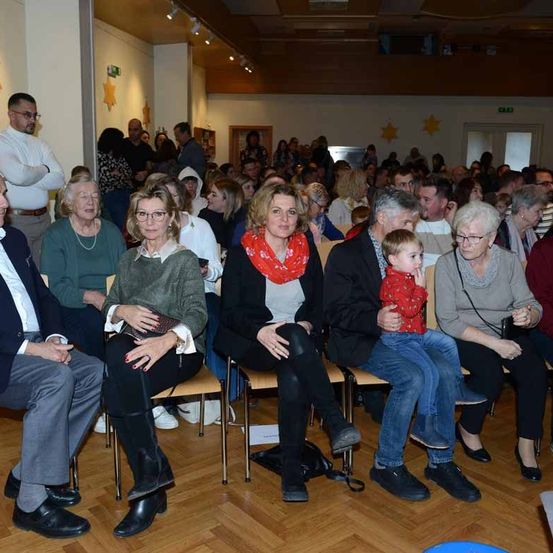 Bild enthält, People, Person, Adult, Female, Woman, Male, Man, Crowd, Shoe, Jeans