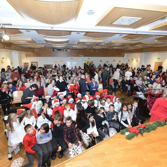 Bild enthält, People, Person, Adult, Female, Woman, Indoors, Child, Girl, Building, Fun