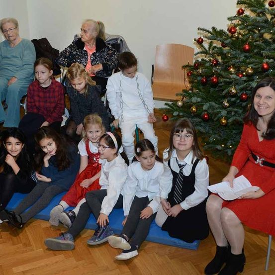 Bild enthält, People, Person, Adult, Female, Woman, Male, Man, Child, Girl, Shoe