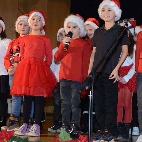 Bild enthält, Jeans, Adult, Female, Person, Woman, Boy, Child, Male, Girl, Shoe