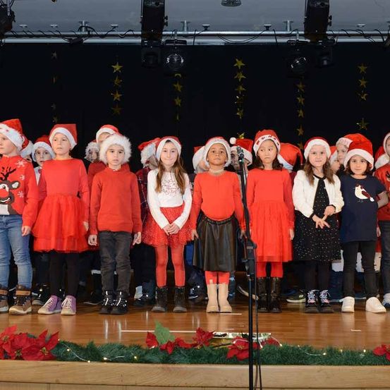 Bild enthält, Groupshot, Person, Jeans, Adult, Female, Woman, Shoe, Face, People, Festival