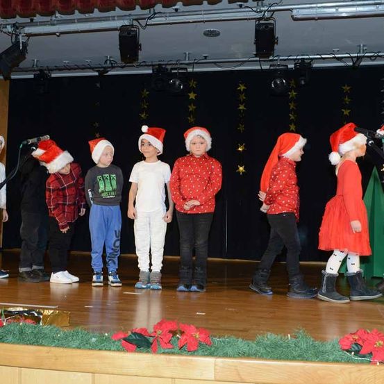 Bild enthält, Person, Adult, Female, Woman, Child, Girl, Shoe, Stage, Jeans, Festival