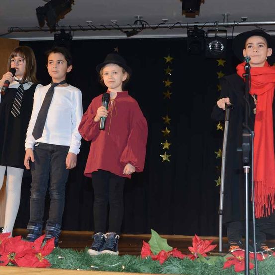 Bild enthält, Female, Girl, Person, Teen, Adult, Woman, Singing, Boy, Child, Male