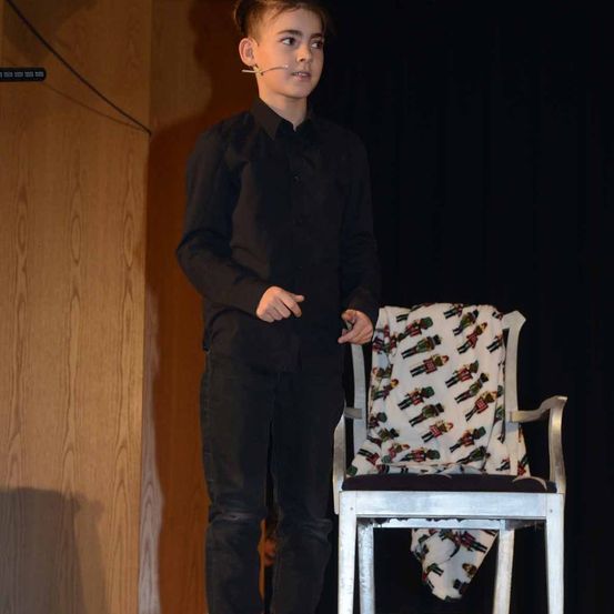 Bild enthält, Person, Portrait, Potted Plant, Interior Design, Furniture, Standing, Pants, Solo Performance, Flower, Rose