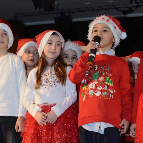 Bild enthält, Person, Child, Female, Girl, People, Face, Head, Baby, Jeans, Karaoke