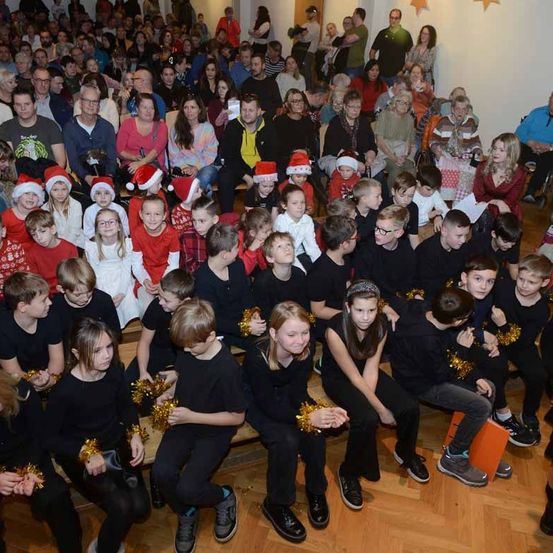 Bild enthält, People, Person, Boy, Child, Male, Fun, Party, Adult, Man, Shoe