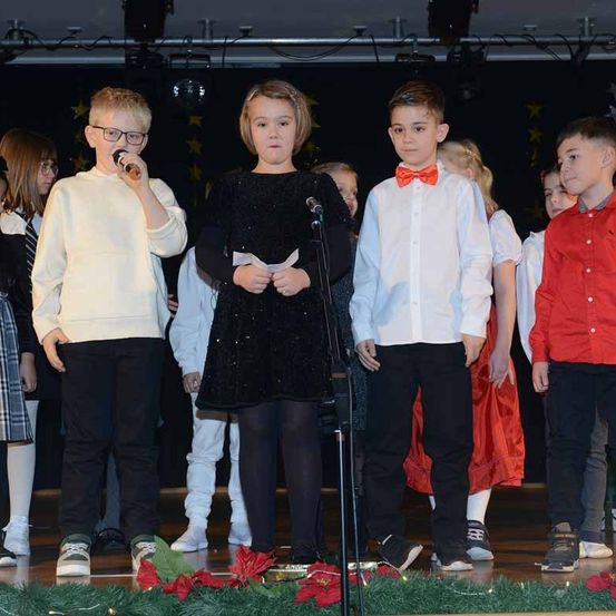 Bild enthält, Pants, Female, Girl, Person, Teen, People, Skirt, Adult, Woman, Child