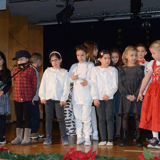 Bild enthält, Boy, Child, Male, Person, Female, Girl, Teen, Shoe, Jeans, People