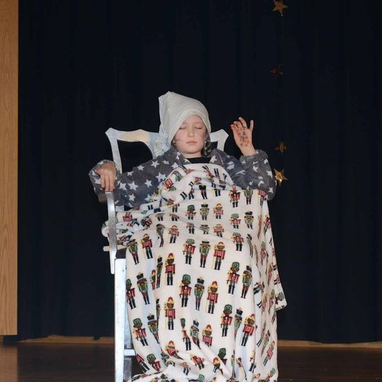 Bild enthält, Face, Head, Person, Photography, Portrait, Lady, Solo Performance, Hat, Dress, Furniture