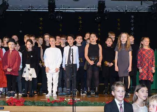 Bild enthält, People, Person, Stage, Suit, Face, Concert, Crowd, Groupshot, Tie, Group Performance