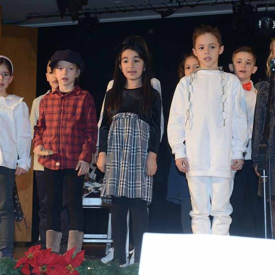 Bild enthält, People, Person, Female, Girl, Teen, Jeans, Boy, Child, Male, Face