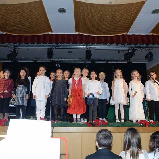 Bild enthält, People, Person, Stage, Adult, Male, Man, Pants, Face, Coat, Crowd