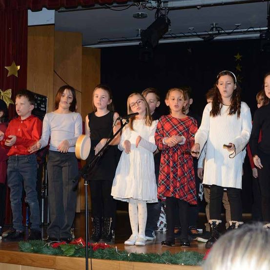 Bild enthält, Adult, Female, Person, Woman, Child, Girl, Boy, Male, Singing, Face