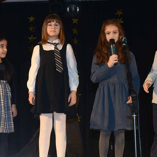 Bild enthält, Boy, Child, Male, Person, Female, Girl, Teen, Coat, Microphone, Face