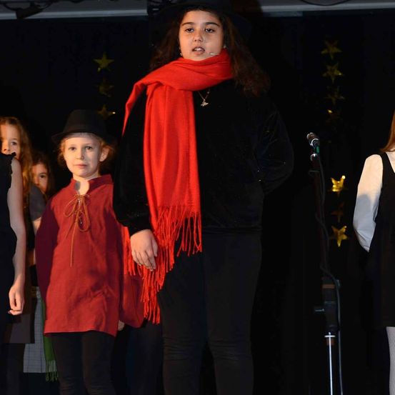 Bild enthält, Adult, Female, Person, Woman, Boy, Child, Male, Coat, Face, Fashion