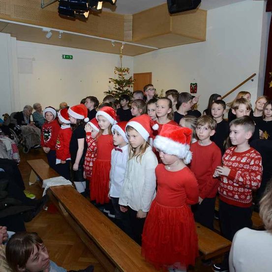 Bild enthält, Person, Adult, Bride, Female, Woman, Child, Girl, Face, Festival, Christmas