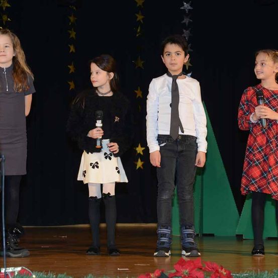 Bild enthält, Person, Boy, Child, Male, Stage, Coat, Jeans, Pants, Face, Shoe