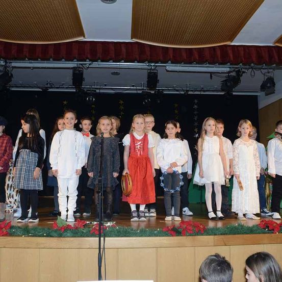 Bild enthält, Stage, People, Person, Pants, Microphone, Jeans, Shoe, Crowd, Face, Skirt