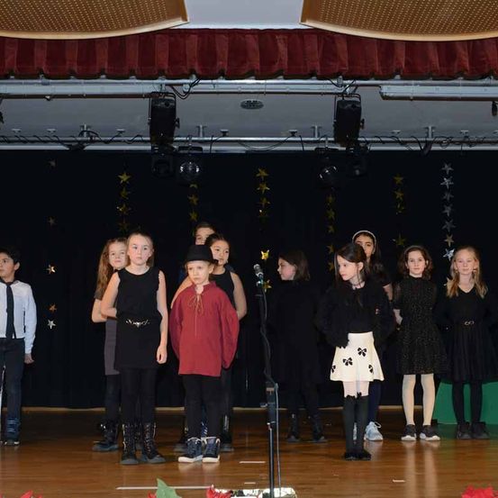 Bild enthält, Stage, Adult, Female, Person, Woman, People, Coat, Boy, Child, Male