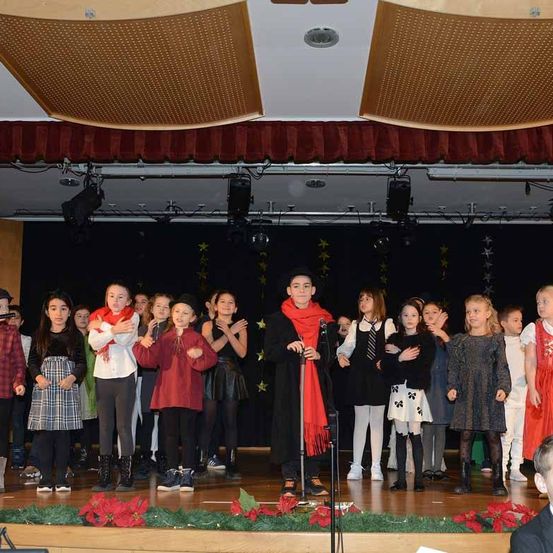 Bild enthält, Stage, Person, Dress, Suit, People, Face, Shoe, Coat, Urban, Tie