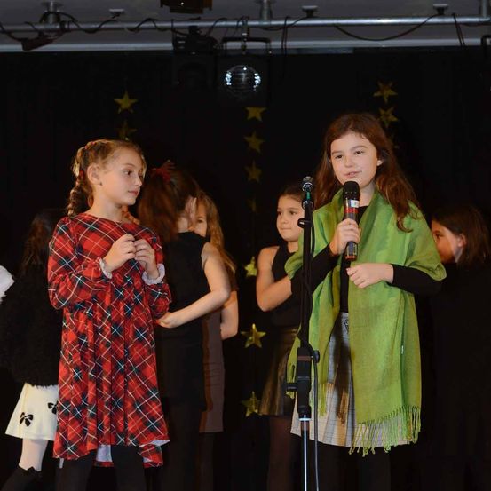 Bild enthält, Child, Female, Girl, Person, Adult, Woman, Coat, Face, Microphone, Karaoke