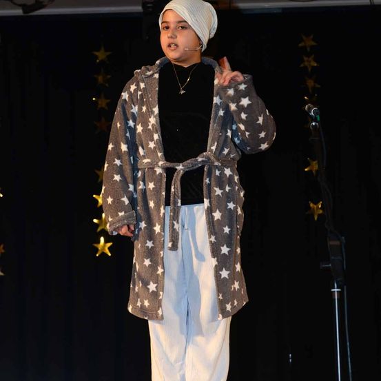 Bild enthält, Performer, Person, Solo Performance, Clothing, Coat, Adult, Female, Woman, Face, Head