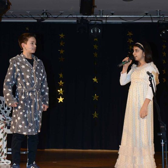 Bild enthält, Leisure Activities, Music, Musical Instrument, Musician, Performer, Person, Singing, Face, Head