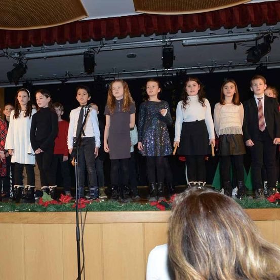 Bild enthält, People, Person, Adult, Female, Woman, Groupshot, Suit, Crowd, Face, Coat