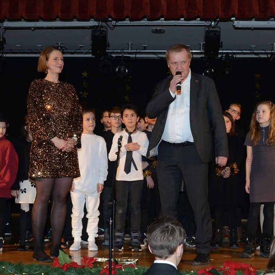 Bild enthält, Adult, Female, Person, Woman, Male, Man, Musician, Singing, Shoe, Face